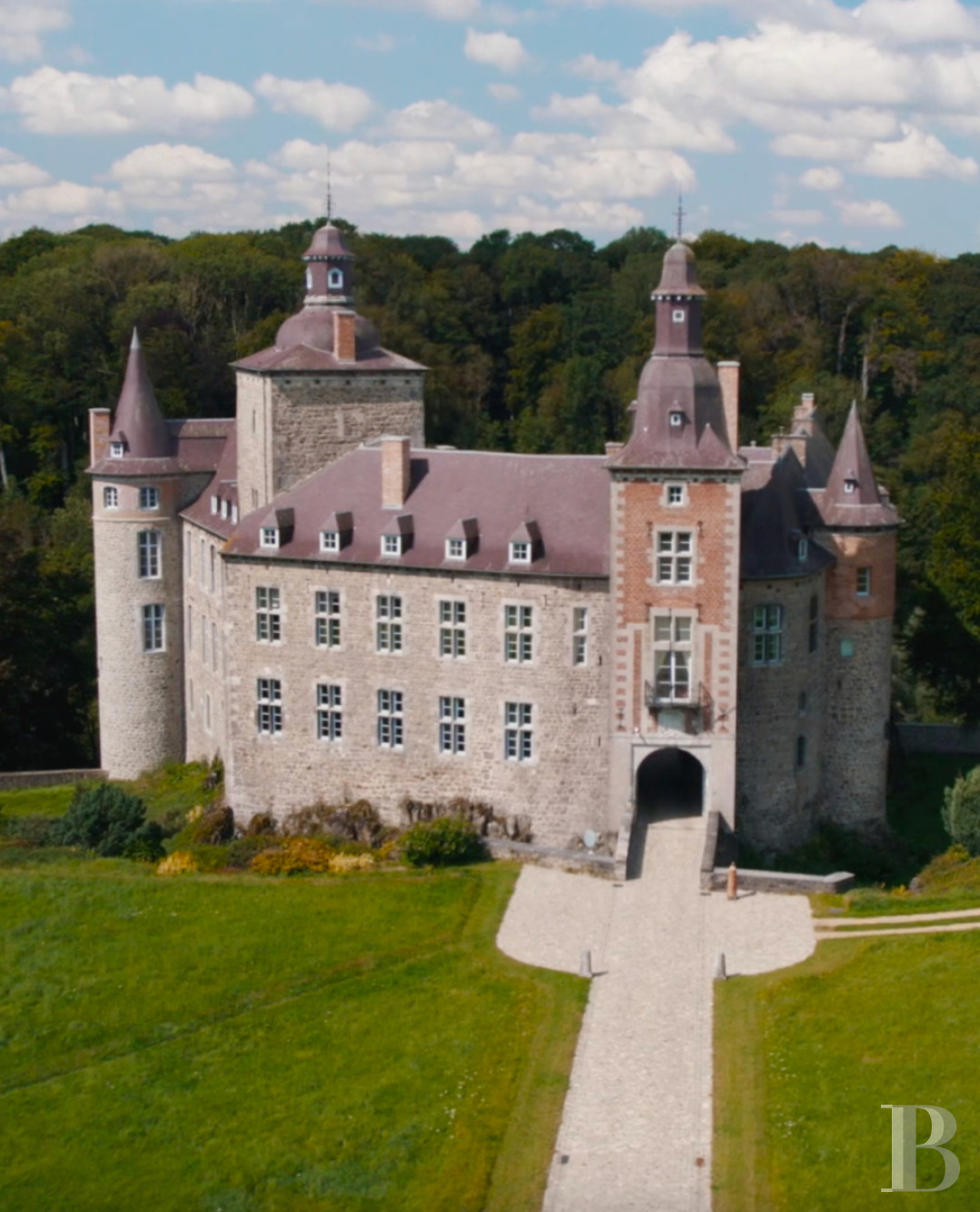 A chateau-fortress with a one hundred hectare estate in the county of Namur, to the south of Brussels in Belgium - photo  n°4